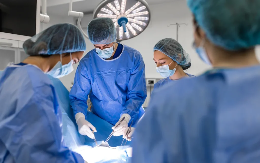 Ergonomía en el quirófano - médicos en cirugía