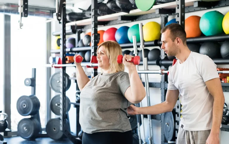 una pérdida natural de masa muscular que puede oscilar entre un 3 % y un 5 % por década