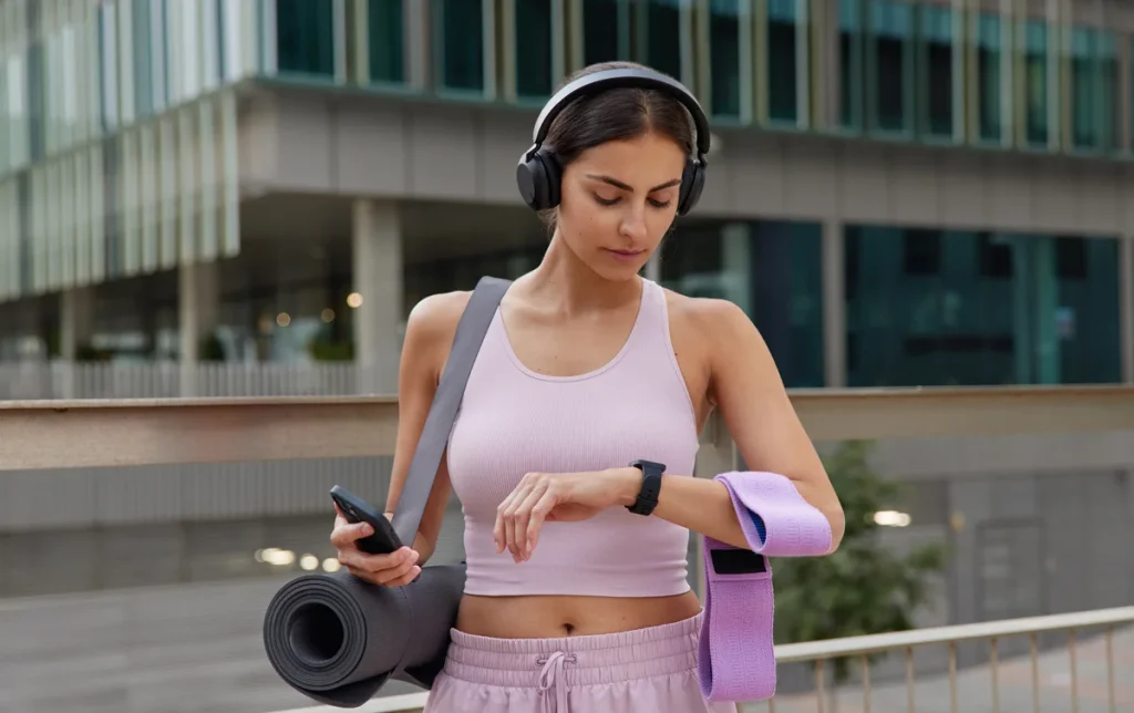 Wearable, chica monitoreando su salud física