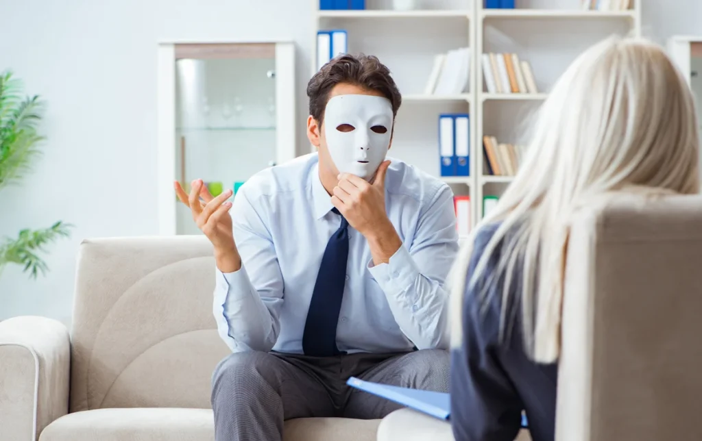 Se considera la combinación de psicoterapia y farmacoterapia, siempre adaptando la decisión a la disponibilidad, las preferencias del paciente.